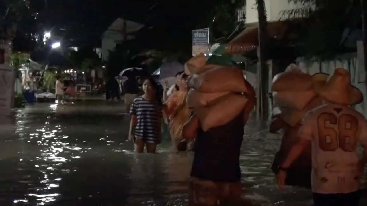 ฝนถล่มเชียงใหม่กว่า 2 ชม. ทำน้ำป่าจากดอยสุเทพหลากท่วม 