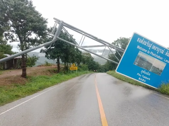 ภาพข่าว จ. เลย ฝนหนักน้ำป่าไหลหลาก ท่วมบ้าน โรงเรียน และป้ายเขตจังหวัด อ.ภูหลวง - TIGER NEWS REPORT