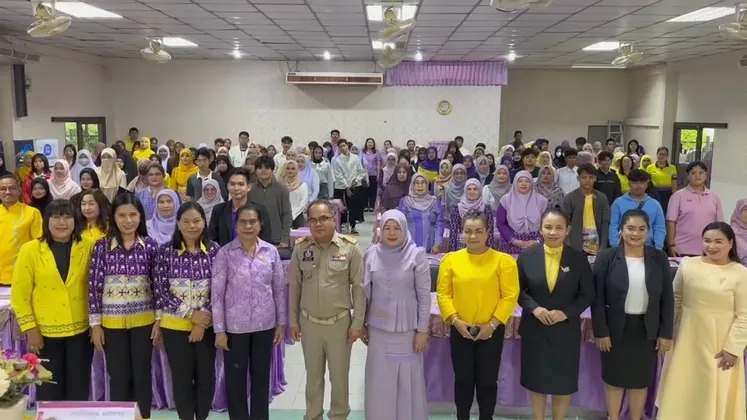 ภาพข่าว จังหวัดยะลา จัดเต็ม ฝึกประสบการณ์ การใช้ภาษาเพื่อการสื่อสาร ทั้งภาษาอังกฤษ ภาษาไทย เสริมศักยภาพ จากปัญหาการใช้ภาษาในจังหวัดชายแดนภาคใต้ ที่ใช้ภาษาถิ่นในการสื่อสารเป็นหลักสานแนวทางการส่งเสริมการรู้หนังสือในยุคดิจิทัล Promoting Literacy in The Digital Era - TIGER NEWS REPORT