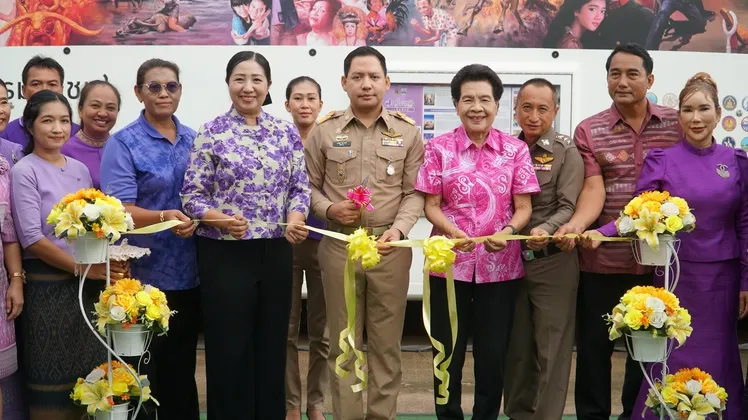 ภาพข่าว รถโรงหนังเฉลิมทัศน์ เคลื่อนถึงบางพลวง ชาวบ้านสร้างร่วมชมภาพยนต์อย่างอบอุ่น - TIGER NEWS REPORT