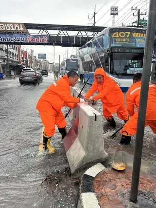 ภาพข่าว ชลบุรีฝนตกหนักมีพื้นที่ได้รับผลกระทบ ๔ อำเภอ ๑๓ ตำบล เจ้าหน้าที่เร่งแก้ไข ในขณะที่บางพื้นที่ระดับน้ำลดลงแล้ว - TIGER NEWS REPORT