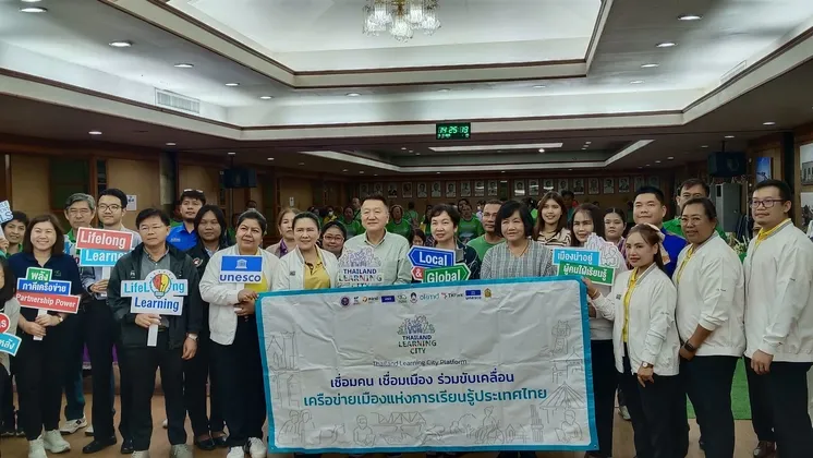 ภาพข่าว เทศบาลเมืองกาญจนบุรี ร่วมกับมหาวิทยาลัยราชภัฏกาญจนบุรี และหน่วยงานภาคีเครือข่าย จัดกิจกรรมนำเสนอผลงานเพื่อนำไปสู่การพิจารณารอบตัดสินรางวัล Thailand Learning City Award ๒๐๒๕ ภายใต้การดำเนินงานของกองทุนเพื่อความเสมอภาคทางการศึกษา (กสศ.) - TIGER NEWS REPORT