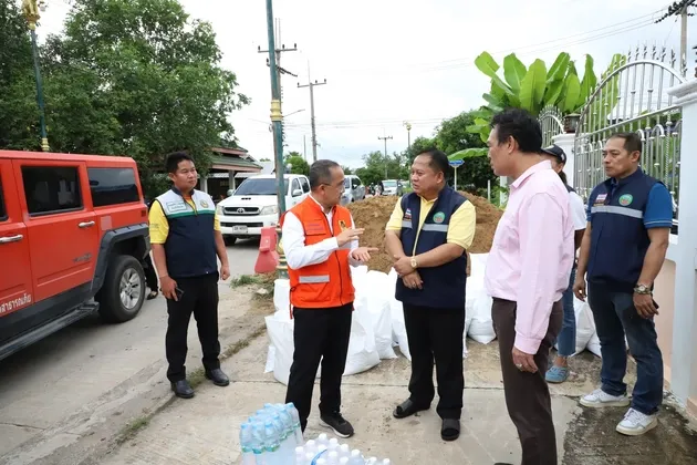 ผู้ว่าฯ พร้อมนายก อบจ.ปทุมธานี ผนึกกำลังเตรียมพร้อมสู้ภัยสถานการณ์น้ำ ลงพื้นที่ตรวจสอบประตูระบายน้ำ พร้อมเยี่ยมให้กำลังใจประชาชนที่ได้รับผลกระทบ
