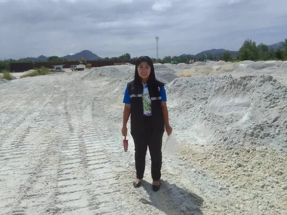 สำนักงานอุตสาหกรรมจังหวัดตรัง ดำเนินการชักตัวอย่างแร่ยิปซัม ตามใบอนุญาต เพื่อจำหน่ายไปยังต่างประเทศ