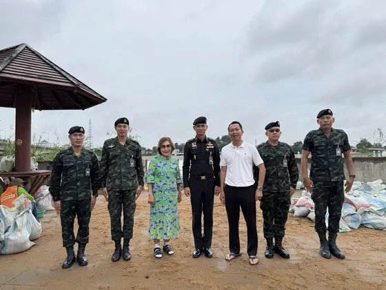 กองพลทหารปืนใหญ่ลพบุรีนำกำลังพลช่วยป้องกันอุทกภัยเมืองสิงห์บุรี