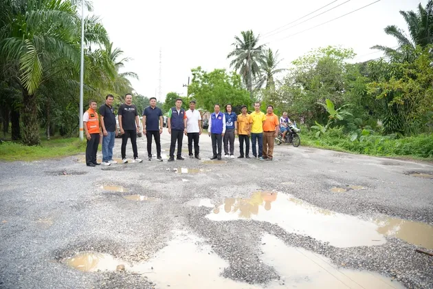 ภาพข่าว ผู้ว่าฯพังงา ลงพื้นที่รับทราบปัญหาความเดือดร้อนถนนเป็นหลุม เป็นบ่อ - TIGER NEWS REPORT