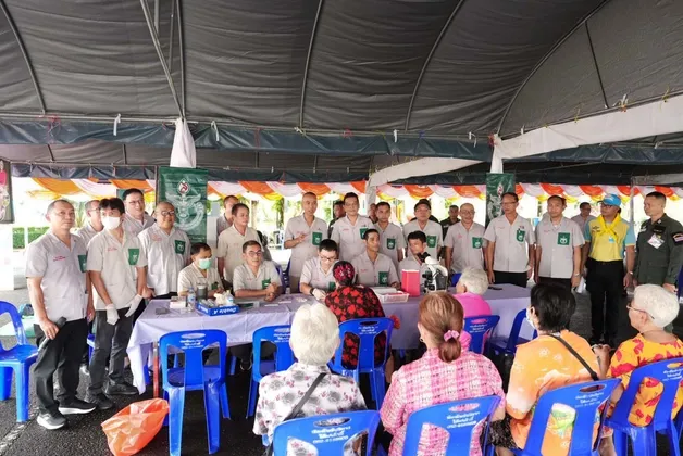 มูลนิธิ พอ.สว. ประจำจังหวัดตราด จัดหน่วยแพทย์ให้บริการประชาชนที่ศาลาประชาคมเทศบาลตำบลแสนตุ้ง