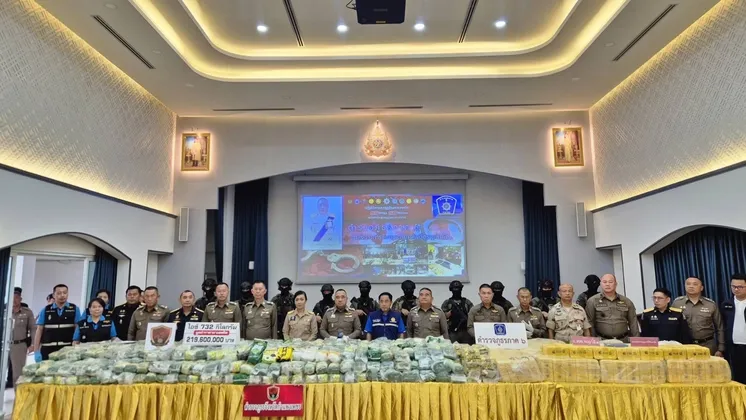 ภาพข่าว ผู้ว่าราชการจังหวัดสุโขทัยเข้าร่วมแถลงข่าวการจับกุมคดียาเสพติดรายสำคัญ ผู้ต้องหา จำนวน ๒ คน พร้อมของกลางยาบ้า จำนวน ๒,๙๙๙,๖๐๐ เม็ด ในพื้นที่อำเภอศรีสัชนาลัย จังหวัดสุโขทัย - TIGER NEWS REPORT