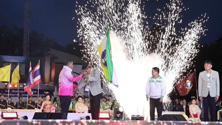 ผู้ว่าราชการจังหวัดสุพรรณบุรี และคณะ เข้าร่วมพิธีรับ - มอบธงการเป็นเจ้าภาพการจัดการแข่งขันกีฬามหาวิทยาลัยการกีฬาแห่งชาติ ครั้งที่ ๔๙ พลศึกษาเกมส์ ของมหาวิทยาลัยการกีฬาแห่งชาติ วิทยาเขตสุพรรณบุรี