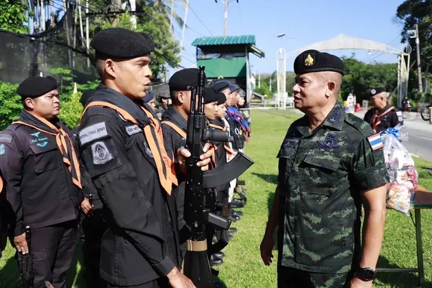 แม่ทัพภาคที่ ๔ กำชับด่านตรวจ ๓ ฝ่าย ในพื้นที่จังหวัดนราธิวาส คุมเข้มมาตรการรักษาความปลอดภัย เพื่อป้องกันเหตุร้ายและสร้างความเชื่อมั่นให้กับประชาชน