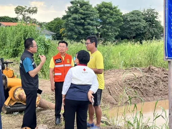 ผู้ว่าฯ สิงห์บุรีลงพื้นที่อินทร์บุรี ตรวจสถานการณ์น้ำท่วม–ให้กำลังใจประชาชน