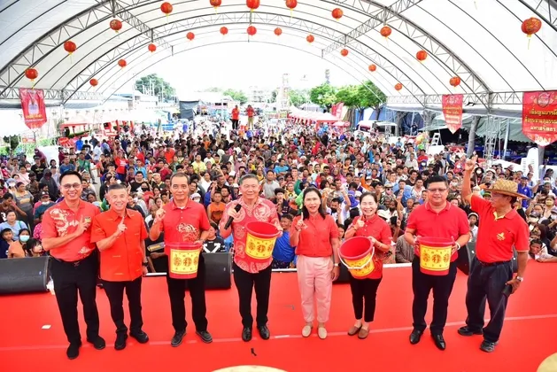 ผู้ว่าฯสุพรรณบุรี ประธานทิ้งกระจาดฟ้าให้ทาน ในงานประเพณีทิ้งกระจาดจังหวัดสุพรรณบุรี ประจำปี ๒๕๖๘