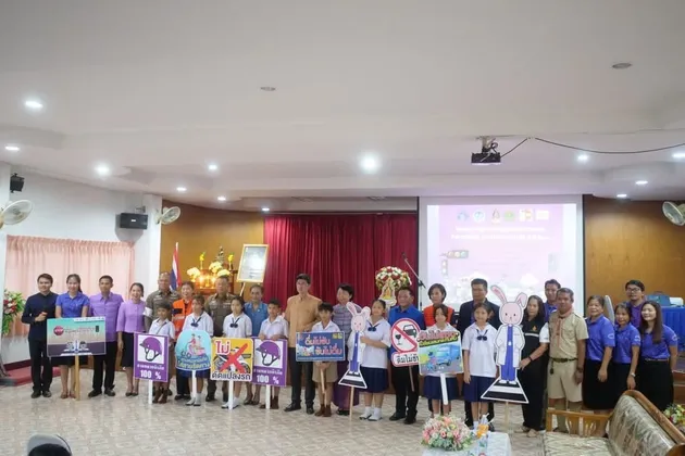 ภาพข่าว จังหวัดยโสธร เดินหน้าสร้างวินัยจราจร! จัดโครงการส่งเสริมวัฒนธรรมความปลอดภัยทางถนน รณรงค์ข้ามทางม้าลาย-สวมหมวกนิรภัยในโรงเรียน - TIGER NEWS REPORT