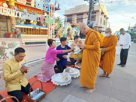 ผู้ว่าฯ ยโสธร นำพุทธศาสนิกชนตักบาตรย้อนยุค สืบสานวิถีไทย ที่ย่านเมืองเก่าบ้านสิงห์ท่า