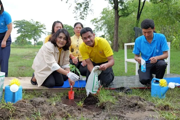 ภาพข่าว ประธานศูนย์ส่งเสริมความรับผิดชอบต่อสังคมของภาคธุรกิจจังหวัดนครปฐม ร่วมกิจกรรมปลูกต้นไม้อนุรักษ์ทรัพยากรธรรมชาติ ภายใต้โครงการ โครงการสร้างความเข้มแข็งให้เศรษฐกิจชุมชนปลูกป่าอนุรักษ์พื้นที่สีเขียวร่วมกับพันธมิตร - TIGER NEWS REPORT