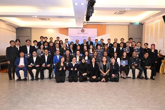 เลขาฯ ศอ บต มอบเข็ม - ประกาศนียบัตร แก่ SBN รุ่น ๑ - รุ่น Plus หลังจบหลักสูตรการพัฒนานักธุรกิจชายแดนใต้