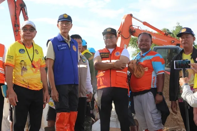 ผู้ว่าฯร้อยเอ็ด นำทีมเจ้าหน้าที่ผู้เกี่ยวข้อง อุดรอยรั่วพนังกั้นน้ำขาดเสลภูมิเรียบร้อย! ป้องกันน้ำเข้าท่วมพื้นที่ชุมชน