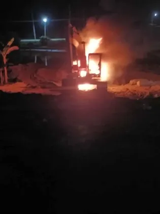 ภาพข่าว คนร้ายวางเพลิงเผารถแม็คโคร ได้รับความเสียหาย จำนวน ๑ คัน - TIGER NEWS REPORT