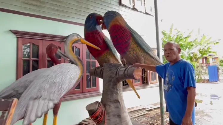 ภาพข่าว ลุงบรรจบ เงินฉลาด ผู้สร้างหุ่นฟางนกคนแรกของชัยนาท หยุดทำงานขนของหนีน้ำท่วม หลังเขื่อนเจ้าพระยาเพิ่มการระบาย ๒,๐๐๐ ลบ.ม./วินาที - TIGER NEWS REPORT