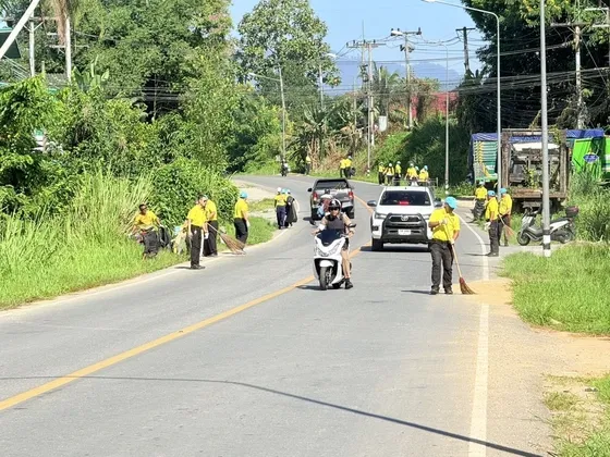 ภาพข่าว ประชาชนจิตอาสา ต.ยะรม ร่วมกิจกรรมจิตอาสา เราทำดีด้วยหัวใจ ทำความสะอาดถนนในพื้นที่ - TIGER NEWS REPORT