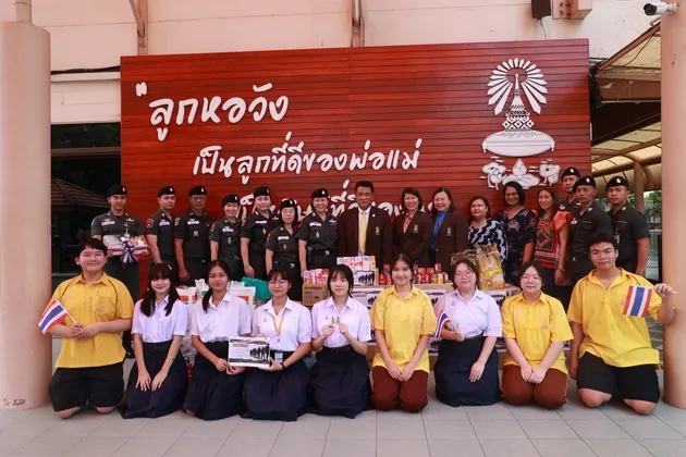 ตชด.รับมอบสิ่งของจาก รร.หอวัง