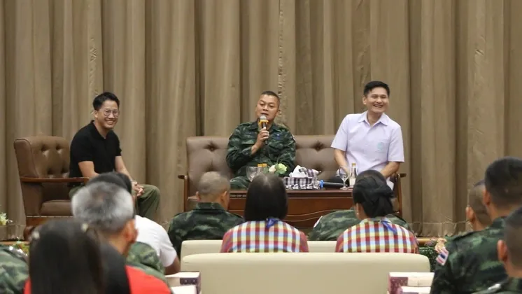 แม่ทัพภาคที่ ๒ เยือนขอนแก่น ประชาชนให้การต้อนรับอบอุ่น – ยืนยันยังไม่เปิดด่านชายแดนไทย–กัมพูชา เหตุทหารกัมพูชาตรึงกำลัง