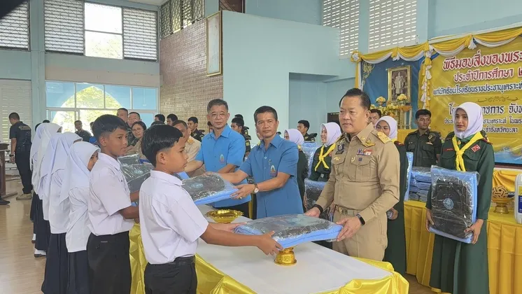 ผู้ว่าฯ ยะลา ประธานมอบสิ่งของพระราชทานแก่นักเรียนโรงเรียนราชประชานุเคราะห์ ๔๑