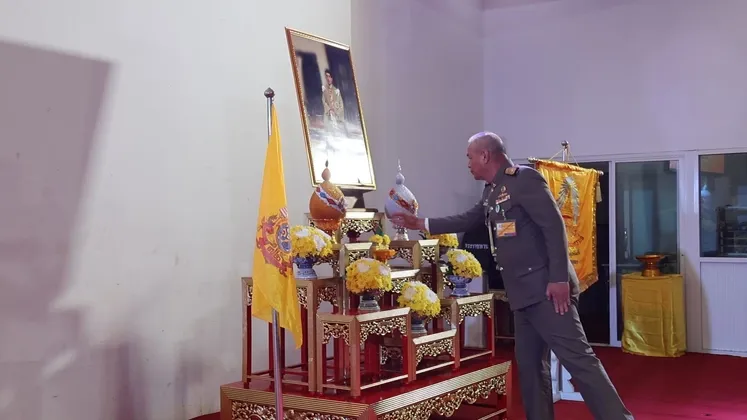 องคมนตรี เชิญสิ่งของพระราชทานสำหรับเด็ก มอบแก่ครอบครัว ผู้ประสบอุทกภัยในพื้นที่อำเภอเสนา จังหวัดพระนครศรีอยุธยา