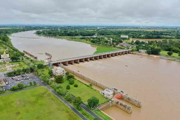 ภาพข่าว เขื่อนเจ้าพระยา ยังระบายน้ำอยู่ที่ ๒,๐๐๐ ลูกบาศก์เมตรต่อวินาที รองรับน้ำฝนและน้ำหลากจากตอนบนของประเทศ ส่งผลให้หลายพื้นที่ของจังหวัดชัยนาทได้รับผลกระทบ - TIGER NEWS REPORT