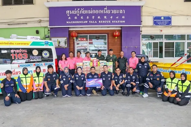 ภาพข่าว หน่วยเฉพาะกิจยะลา สร้างสัมพันธ์แน่นแฟ้นกับมูลนิธิแม่กอเหนี่ยว มอบสิ่งของช่วยเหลือประชาชน - TIGER NEWS REPORT