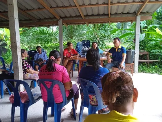 เกษตรอำเภอย่านตาขาว จังหวัดตรัง สาธิตวิธีการผลิตขยาย พร้อมแนะนำวิธีการใช้เชื้อ Bacillus subtilis (Bs) ใช้ป้องกันเชื้อแบคทีเรียสาเหตุโรคพืช ให้เกษตรกรในพื้นที่หมู่ที่ ๕ ตำบลทุ่งค่าย