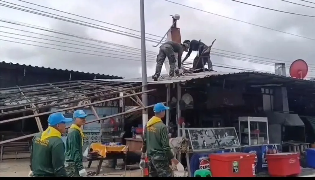 ภาพข่าว (มีคลิป) ทหารจิตอาสา กองพลทหารราบที่ ๗ เข้าช่วยรื้อถอน สิ่งปลูกสร้างร้านค้า ย่านถนนหนองฮ่อ ในตัวเมืองเชียงใหม่ ที่ถูกรถกระบะส่งน้ำดื่ม ชนเสาไฟฟ้าหักโค่น - TIGER NEWS REPORT