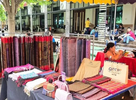 ภาพข่าว ผู้ประกอบการ OTOP บุรีรัมย์ นำสินค้า OTOP /สินค้าชุมชน จัดแสดงและจำหน่ายในการจัดแข่งขันเทควันโดบุรีรัมย์โอเพ่น ๒๐๒๕ TAEKWONDO BURIRAM OPEN ๒๐๒๕ - TIGER NEWS REPORT