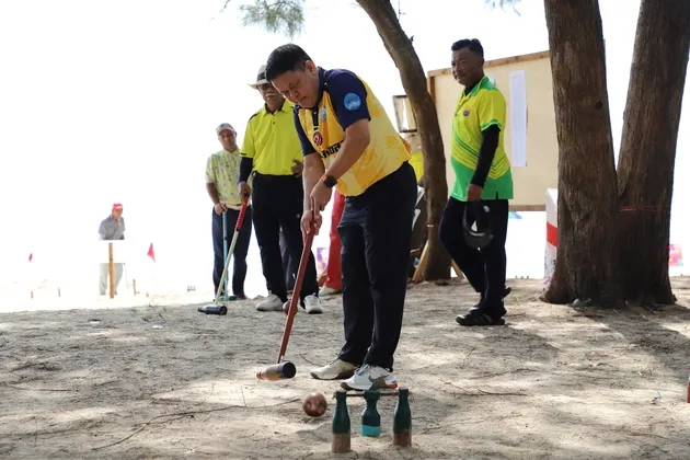 นายกฯ สุพิศ โชว์วงสวิง! ตีลูกวู้ดบอลเข้าประตู เปิดการแข่งขันวู้ดบอล ม่วงงามบีช ครั้งที่ ๓ นักกีฬาไทยและต่างชาติเข้าร่วมท่ามกลางบรรยากาศที่สวยงามของชายหาดม่วงงาม จังหวัดสงขลา