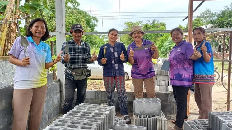 พช.แคนดง ผนึกกำลังเครือข่ายพัฒนาชุมชน สร้างบ้านกาชาดเพื่อครัวเรือนเปราะบางในตำบลดงพลอง