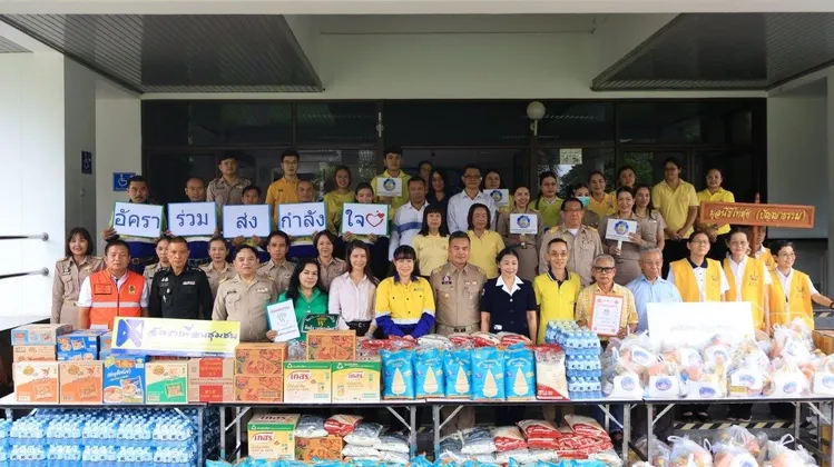 เครือข่ายองค์กรส่งเสริมความรับผิดชอบต่อสังคมของภาคธุรกิจ (CSR) จังหวัดพิจิตร มอบสิ่งของเพื่อช่วยเหลือผู้ประสบอุทกภัยจังหวัดพิจิตร