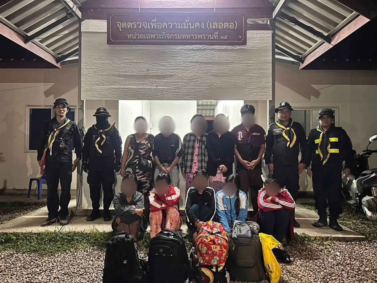 ภาพข่าว หน่วยเฉพาะกิจกรมทหารพรานที่ ๓๕ รวบชาวเมียนมา ๑๐ คน หลบซ่อนอยู่ในป่า ลอบข้ามแดนเข้าไทย - TIGER NEWS REPORT