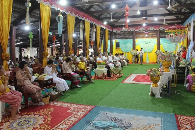 พ่อเมืองอุตรดิตถ์ จัดกิจกรรมเข้าวัดปฏิบัติธรรมวันธรรมสวนะ ศรัทธาอิ่มบุญ อุดหนุนชุมชน ตักบาตรทำบุญ