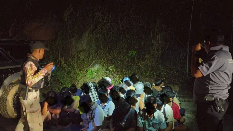 ทองผาภูมิ รวบขบวนการขนแรงงานต่างด้าว หนีการจับกุมกลางดึก หวิดพุ่งชน จนท.