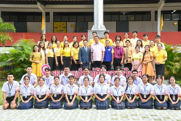 ผู้ว่า ฯ ชลบุรีย้ำให้นักเรียนทุกคนตั้งใจเรียน นำความรู้ไปใช้ให้เกิดประโยชน์ต่อตนเองและสังคม ผู้ว่าฯ มาหาน้อง