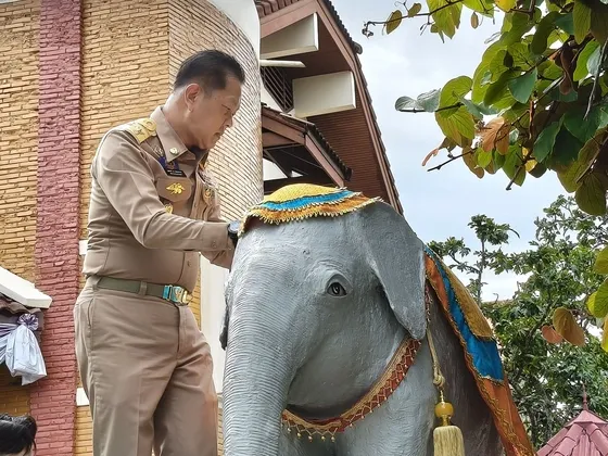 นายสุพจน์ รอดเรือง ณ หนองคาย ผู้ว่าราชการจังหวัดยะลา ประดับเครื่องทรง ช้างจำลองพระเศวตสุรคชาธาร ณ จวนผู้ว่าราชการจังหวัดยะลา