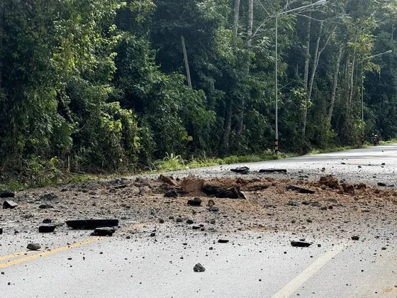 ลอบวางระเบิด ชป. EOD ตชด. ๔๔ ขณะ เข้าพื้นที่ ขว้างระเบิดแบบไปป์บอมบ์ อ. ธารโต จ. ยะลา โชคดีไม่มีเจ็บ