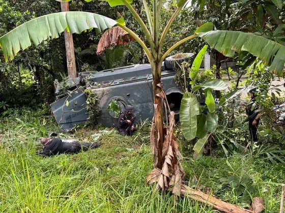 เจ้าหน้าที่หน่วยงานความมั่นคง เร่งตรวจสอบและทำพื้นที่ให้มีความปลอดภัย หลังเกิดเหตุระเบิดในพื้นที่อำเภอสุไหงปาดี จังหวัดนราธิวาส เบื้องต้นทำให้ทหารพรานและตำรวจ ได้รับบาดเจ็บรวม ๕ นาย