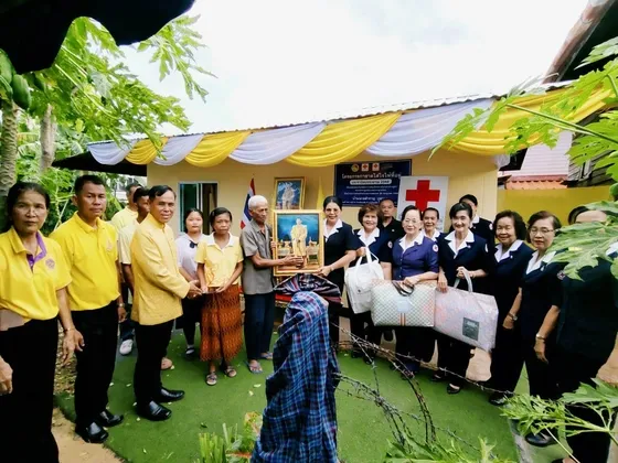 อำเภอบ้านไผ่ ขอนแก่น มอบบ้านช่วยเหลือครัวเรือนยากไร้ ขับเคลื่อนการพัฒนาคุณภาพชีวิตตามหลักเศรษฐกิจพอเพียง