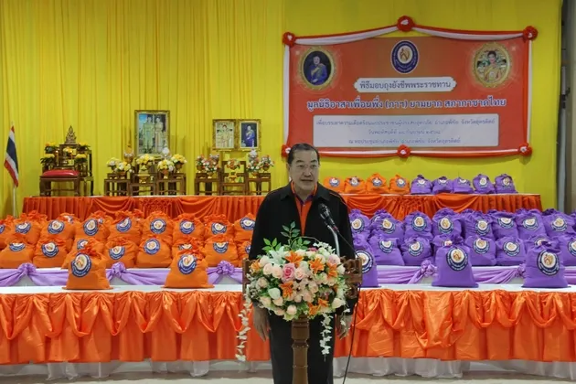 มูลนิธิอาสาเพื่อนพึ่ง (ภาฯ) ยามยาก สภากาชาดไทย เชิญถุงยังชีพพระราชทานมอบแก่ประชาชนผู้ประสบอุทกภัย ณ จังหวัดอุตรดิตถ์