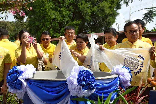จังหวัดแพร่ปล่อยปลาและสัตว์น้ำจืดกว่า ๒ แสนตัว ลงสู่ฝายน้ำล้นบ้านช้างทอง หมู่ที่ ๑๐ ตำบลแม่คำมี อำเภอเมืองแพร่ ในวันประมงแห่งชาติ