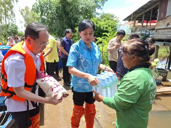 ภาพข่าว จ.พิจิตร ผู้ว่าฯธนียา พร้อมนายแพทย์ สสจ นอภ สามง่าม ลุยน้ำเยี่ยมผู้ป่วยติดบ้านติดเตียง ชาวบ้านเผย น้ำท่วมกระทบแค่การสัญจร แต่การเป็นอยู่อุดมสมบูรณ์ ตามวิถีชีวิตคนรังนกยามน้ำหลาก - TIGER NEWS REPORT