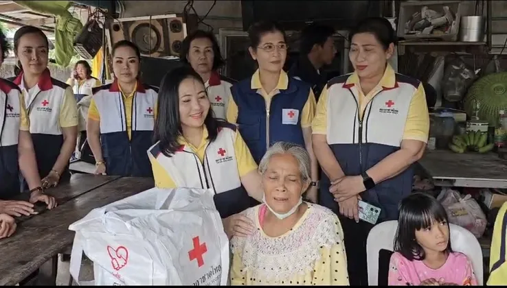 ภาพข่าว สภากาชาดไทยมอบชุดธารน้ำใจสภากาชาดไทยเพื่อผู้ประสบอุทกภัยพื้นที่อำเภอหล่มสัก จังหวัดเพชรบูรณ์ - TIGER NEWS REPORT