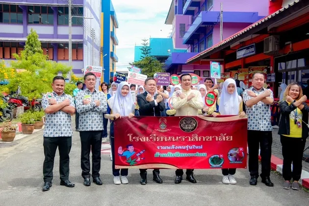 ภาพข่าว รวมพลัง เยาวชนนราสิกขาลัย ขับเคลื่อนนโยบาย No Drugs No Dealers - ปฏิบัติการ ๑๒๐ วัน ต้านพืช ศอ .บต - TIGER NEWS REPORT