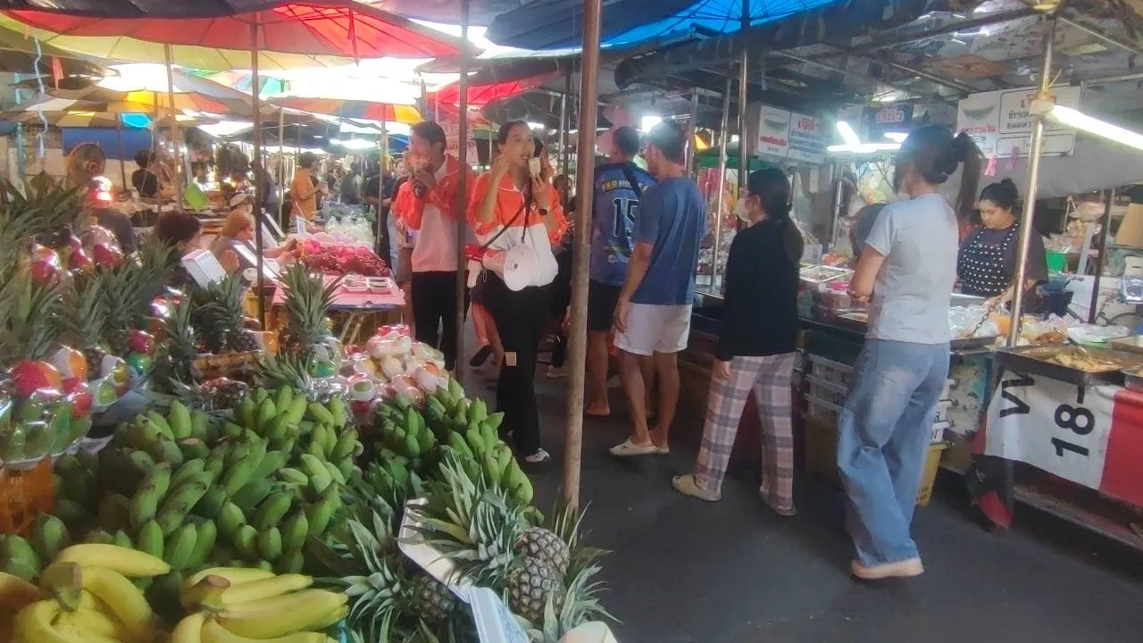 ภาพข่าว ปทุมธานี ไอซ์ รัชนก ลงพื้นที่ช่วยผู้สมัคร ส.ส.พรรคประชาชน หาเสียงตลาดปทุม - TIGER NEWS REPORT